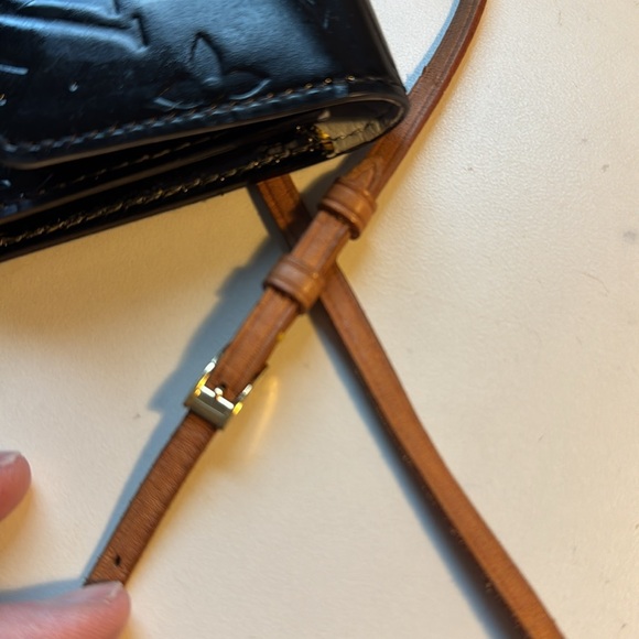 Louis Vuitton Vernis Shoulder Pouch - Picture 2 of 5